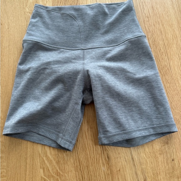Lululemon align shorts- length 6 size 4 - Picture 4 of 5